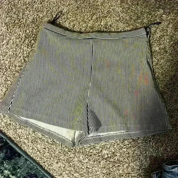 Mango shorts - Picture 1 of 3